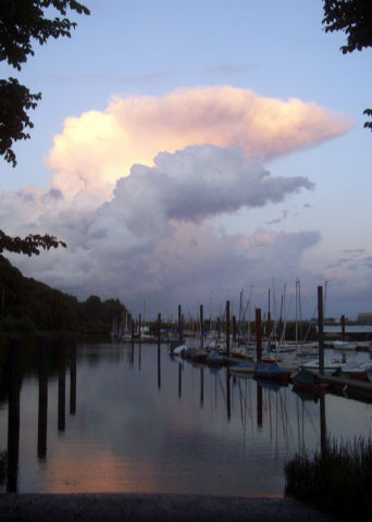 An der Elbe: Abendstimmung nach schaurigem Tag im August 2005