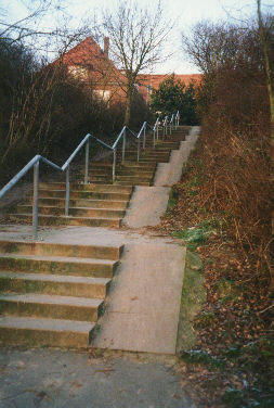 Treppe im Elbhang an der Landesgrenze zwischen Wedel und Rissen - Teil des Nordsee-Radweges