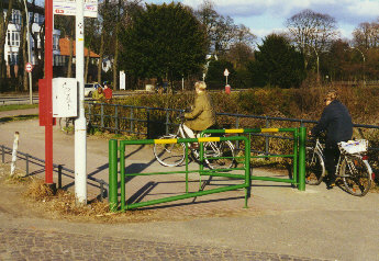 Neueste Verschlimmbesserungen (seit Winter 2000/2001) - Teil des Nordsee-Radweges (Blick in Richtung Osten)