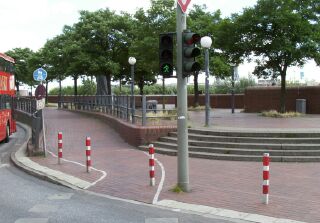 St.Pauli-Fischmarkt: gemeinsamer Geh- und Radweg, Slalom um Touris inbegriffen. Ohne Haftpflichtversicherung lieber meiden