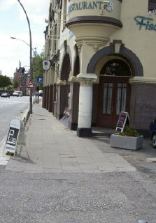 St.Pauli-Fischmarkt: in Gegenrichtung eine Radlerfalle vom Feinsten: Parkplatzausfahrt ohne Sicht auf den schmalen benutzungspflichtigen(!) gemeinsamen Geh- und Radweg. Hard Core Biking pur!