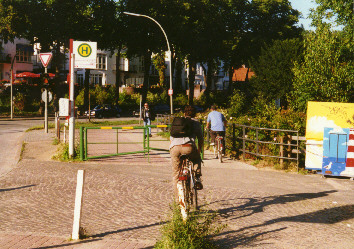 Neue Umlaufsperre (seit Juli 2000) - Teil des Nordsee-Radweges (Blick in Richtung Osten)