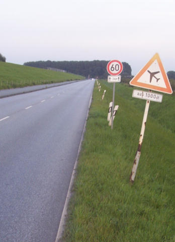 Abenteuer am Nedeich - Tempo 60 und ungeschützt die Fahrbahn queren - echt familienfreundlich